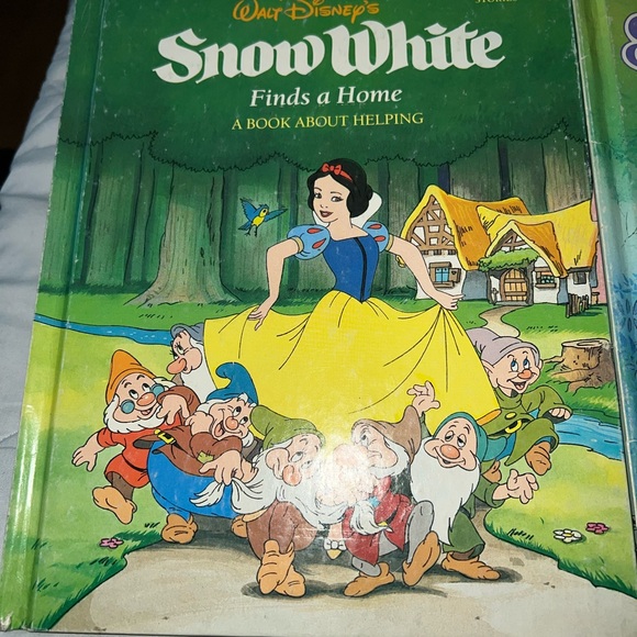 Disney’s Classic Value Stories Snow White And Sleeping Beauty And The Prince - Picture 2 of 10